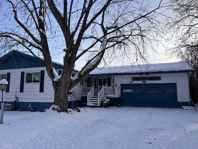 Building Photo - 822 12th St W