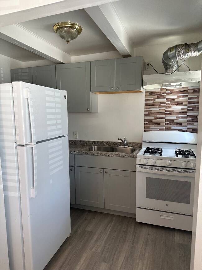Building Photo - 590 Denslowe Dr Unit B