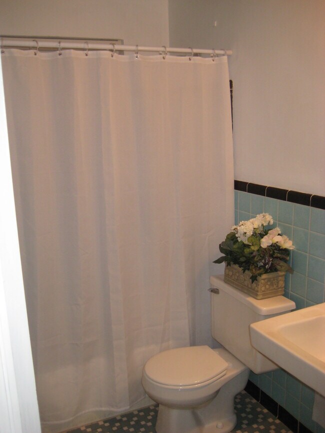 Bath - 1604 Sutton Ave Unidad 4