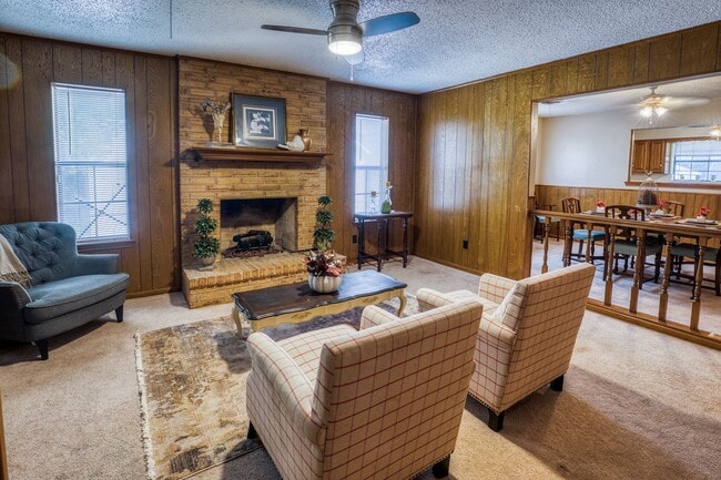 Photo - 402 Cottonwood St