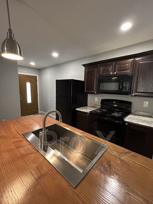 Photo - 905 W 3rd St