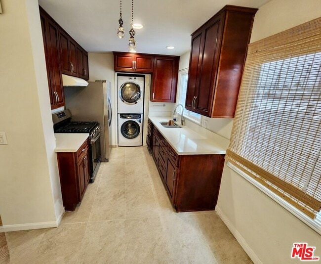 Photo - 947 Victoria Ave