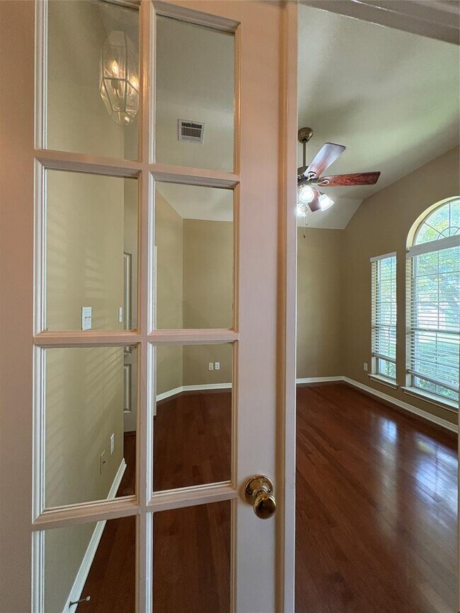 Photo - 207 Kettleman Ln N
