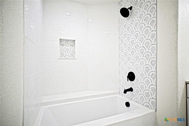 Building Photo - 456 Magazine Ave