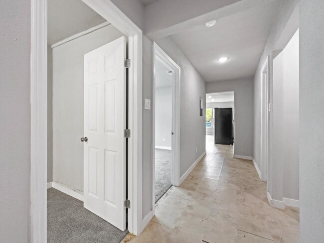 Building Photo - 1606 W Wildwood Dr