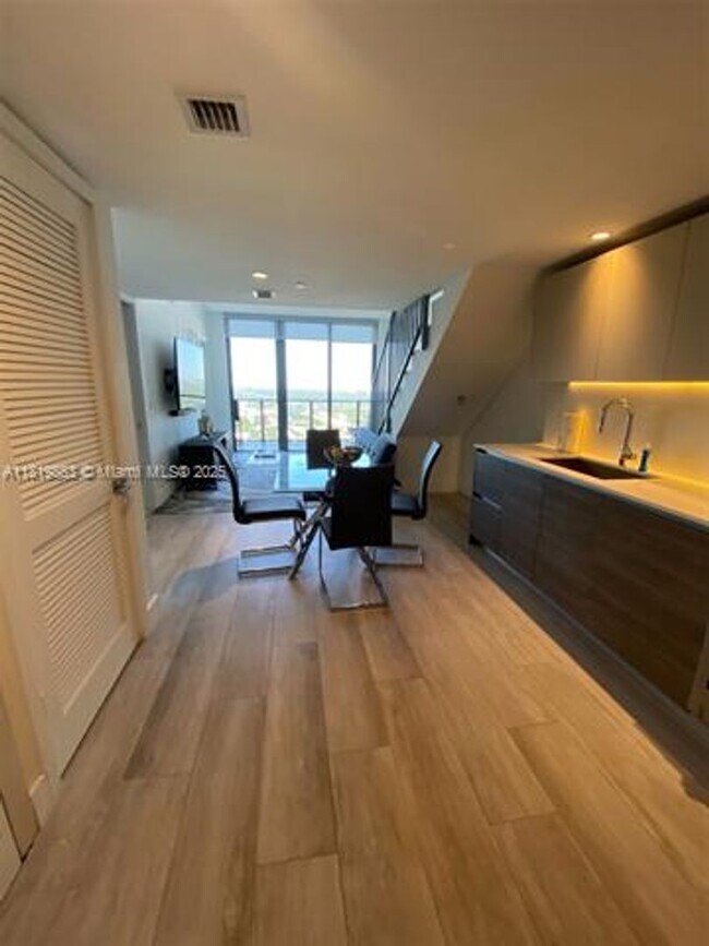 Photo - 121 NE 34th St Unidad 121 NE 34th St PH 3212