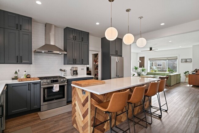 Photo - 4451 Alexander St