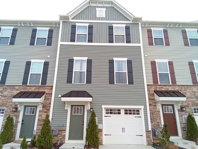Building Photo - Beautiful 3 bedroom 2 1/2 bath townhome available for lease in Swedesboro
