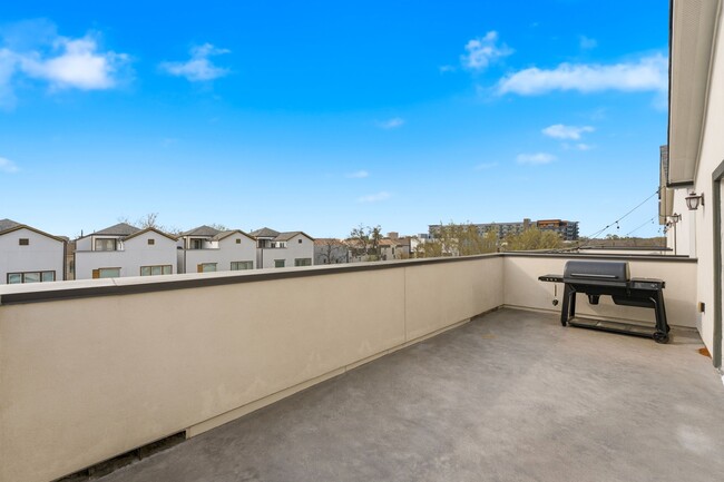 Photo - 904 W 18th St