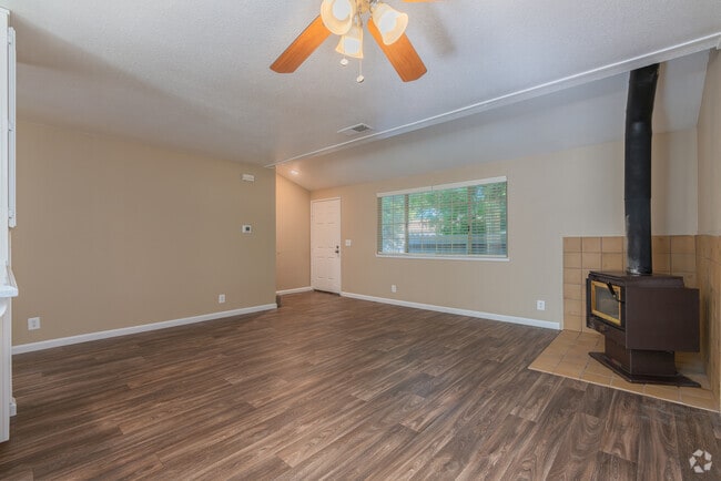 2BR, 2BA - 1190SF - Living Room