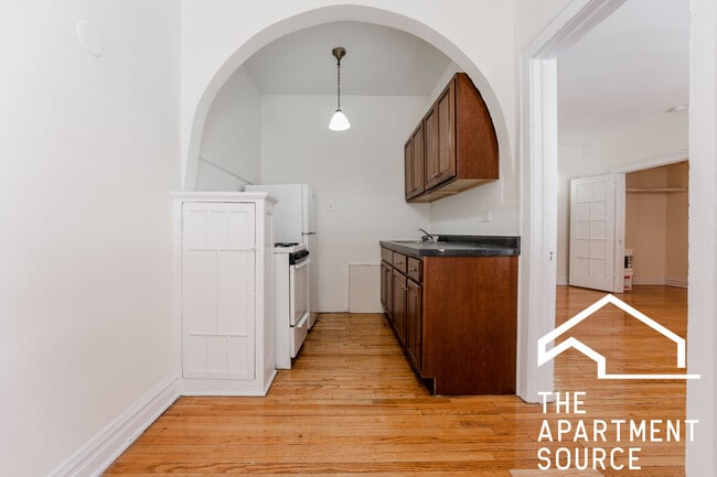 Building Photo - 432 W Surf St Unit 109