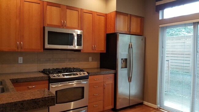 Photo - 2106 Yakima Ct S
