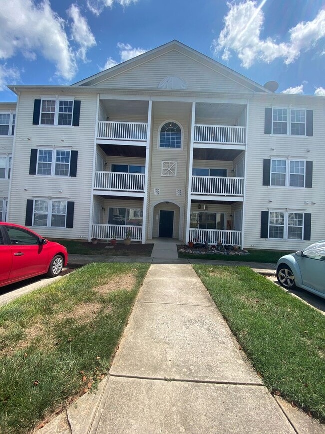 Building Photo - Third Level Condo in Kernersville!