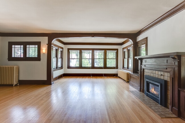 solárium - 4656 Bryant Ave S Unidad #1