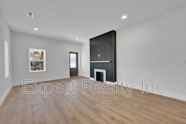 Photo - 1720 34th Pl N