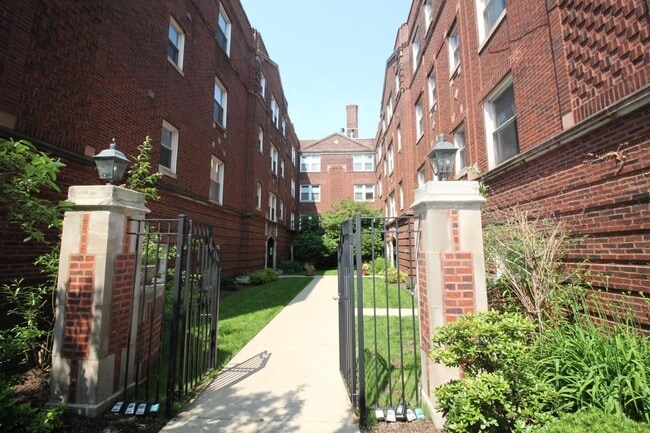 Building Photo - Rehabbed and Spacious Lakeview One Bedroom... Unit AG Rental