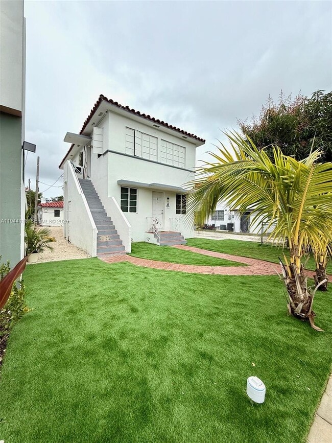 Building Photo - 711 SW 11th St Unit 3