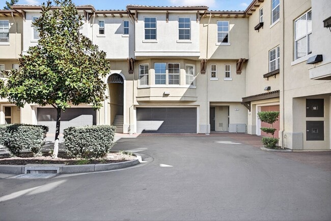 Building Photo - Beautiful Upgraded Townhome: 1,676 sqft, 2-Car Garage + Iron Horse Trail Access