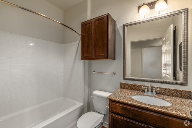 2BR, 2BA - 915SF - Secondary Bathroom