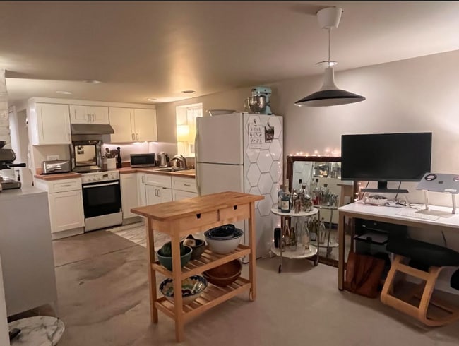 Vista de la cocina y el espacio de trabajo. - 2520 N Drake Ave