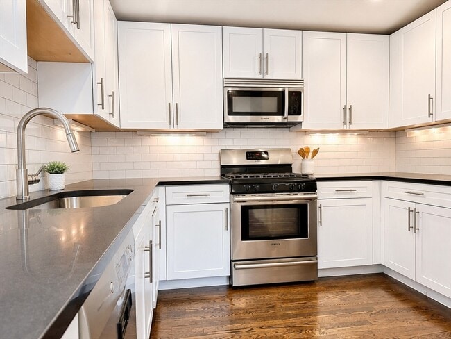 Building Photo - 154 Gold St Unit 3