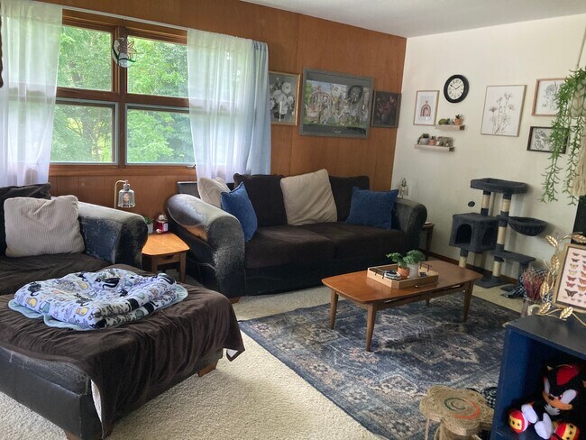 Building Photo - Triplex Unit 3