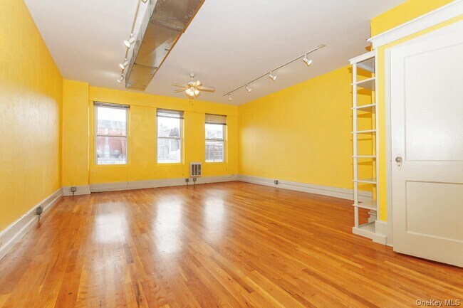 Photo - 14 S Division St Unidad 3rd Floor