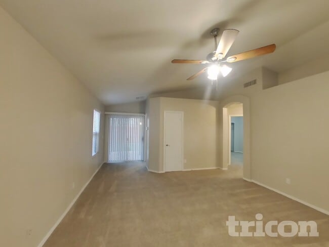 Photo - 4005 E La Salle St