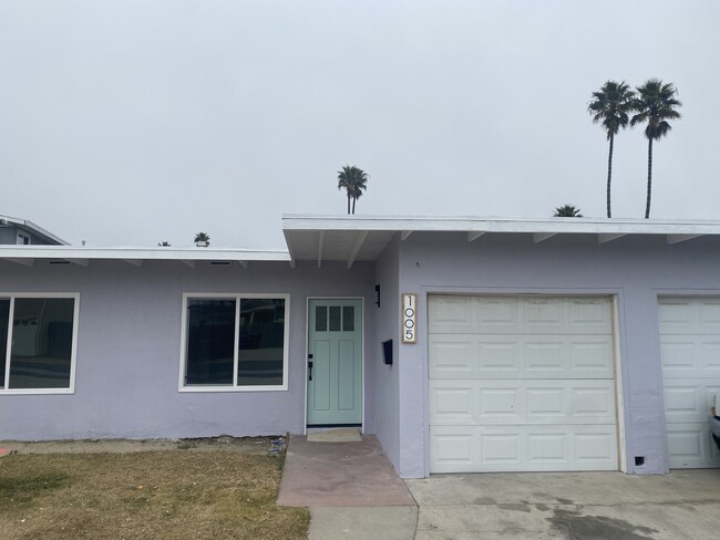 Front Entrance with Ample Parking - 1005 Dover Ln Unidad 1005 Dover Lane Rental