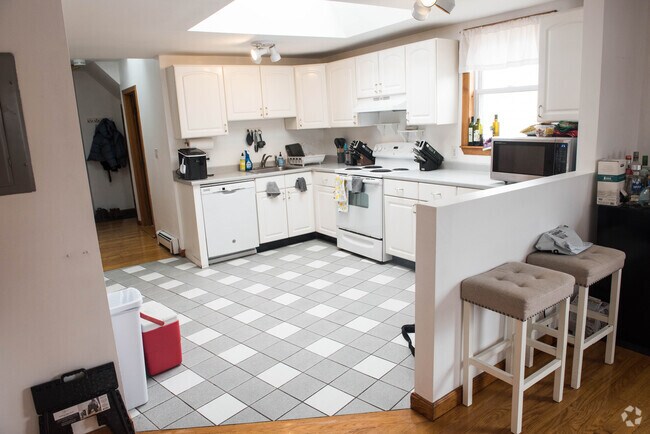 Building Photo - 66 Brooks St Unit 3 Rental