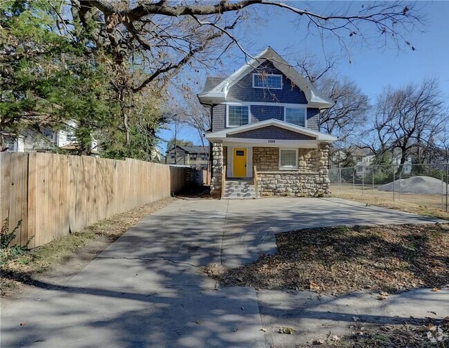 Building Photo - 5 bedroom 2 bath Rental