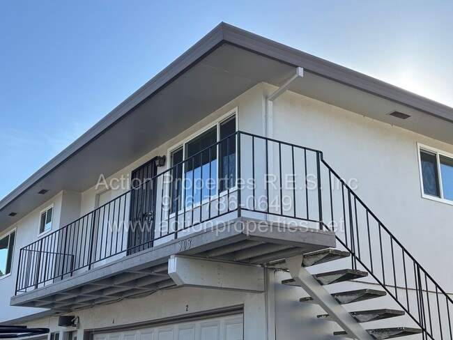 Building Photo - Central Roseville: 2 Bedroom 1 Bathroom Single Level, Large Living Room Central Heat and Air Upda...