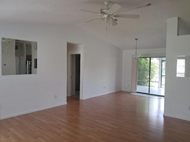 Photo - 462 SW Dalton Cir