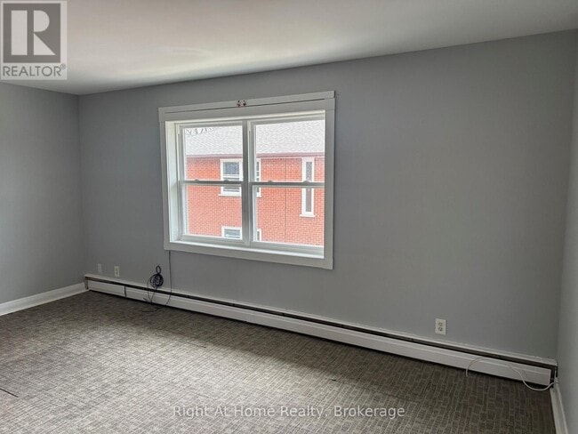 Photo - 119 Rossland Rd E Unit Apt. 4
