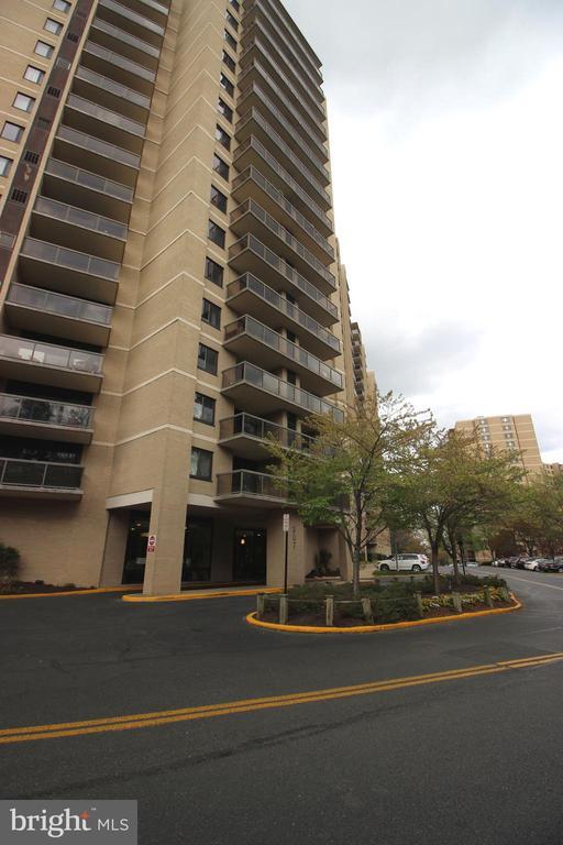 Building Photo - 307 Yoakum Pkwy Unit 1701