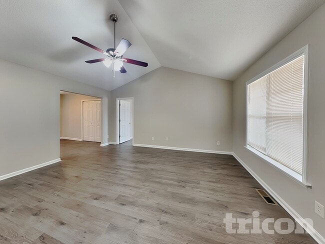 Photo - 105 Pinto Ln