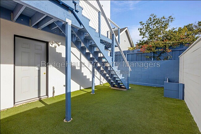 4656 Santa Monica Ave
