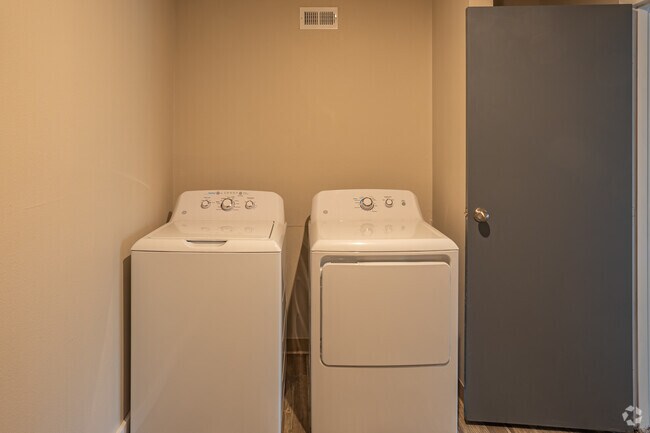 2BR, 1BA - 912SF
