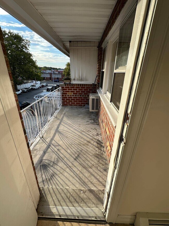 Building Photo - 1229 E 69th St Rental