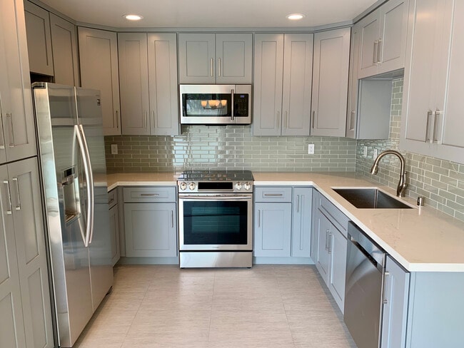 Kitchen is beautifully remodeled - 415 Montana Ave Unit 102