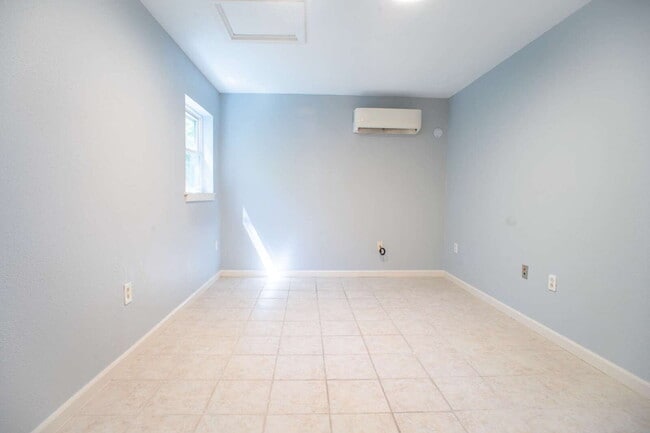 Photo - "Spacious 4-Bedroom Home in Fayetteville w...