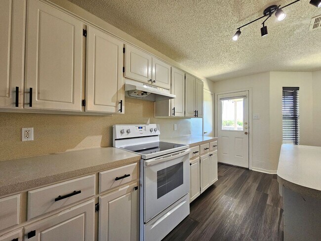 Photo - HUD / SECTION 8 ACCEPTED - RENT SPECIAL - AVAILABLE NOW!