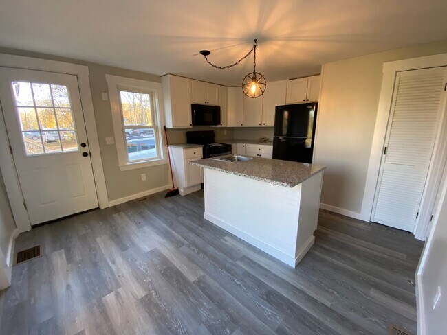 Photo - Recently Remodeled one bedroom with large kitchen Unidad 311B