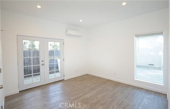 Photo - 458 N Batavia St