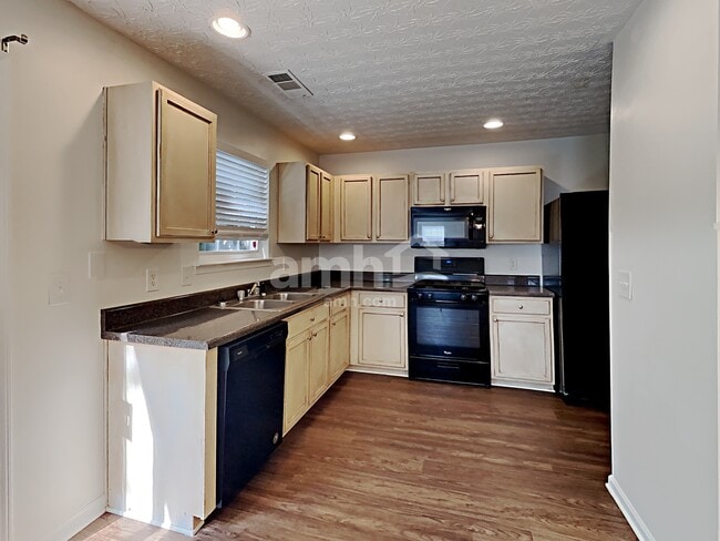 Photo - 330 Meadows Ln