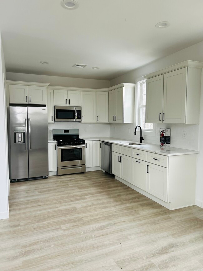 Building Photo - 24 Elmwood Ave Unit 24 Elmwood Ave Apt 2