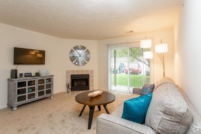 1BR, 1BA - 730 SF - Living Room