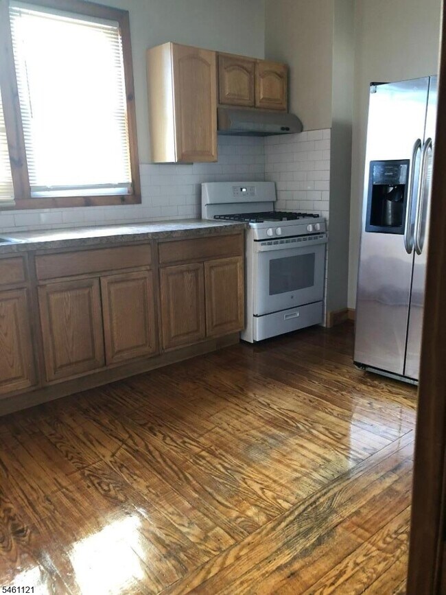 210 E 24th St