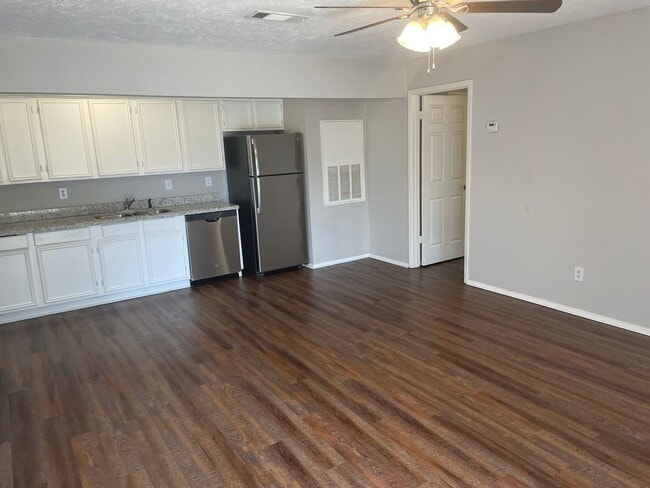 Photo - AUGUST 2026 PRE-LEASE  Spacious Updated 2 ...