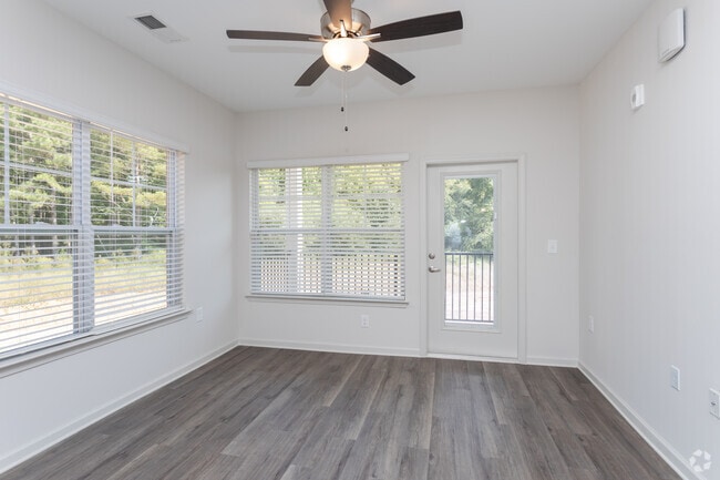 1BR, 1BA - 897SF Laurel - Living Area